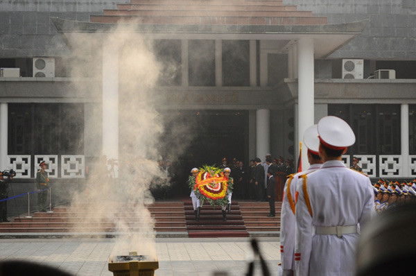 Rước linh cữu Đại tướng ra Linh xa