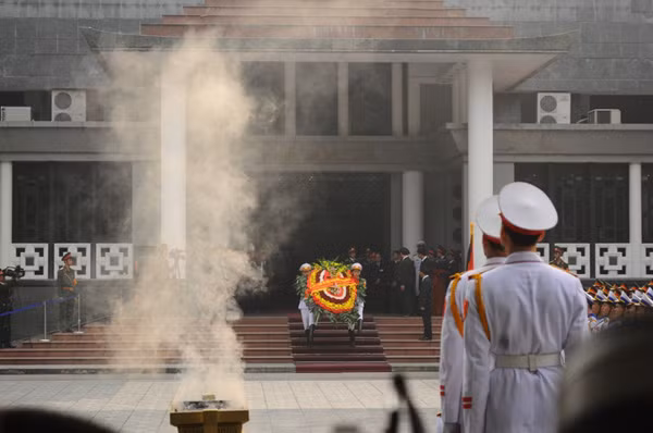 Rước linh cữu Đại tướng ra Linh xa