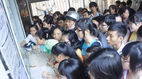 Thí sinh đăng ký luyện thi tại trung tâm bồi dưỡng văn hóa Trường Lê Hồng Phong, TP.HCM sáng 6-6. Ảnh: N.Hùng