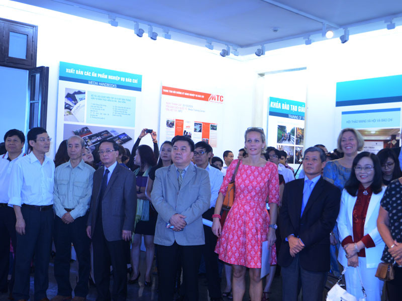 Rất đông khách mời đến tham quan triển lãm