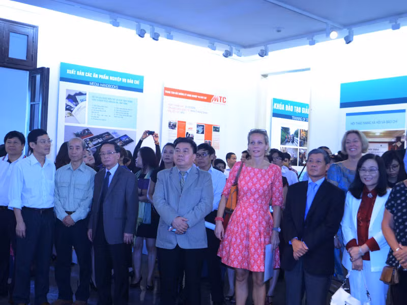 Rất đông khách mời đến tham quan triển lãm