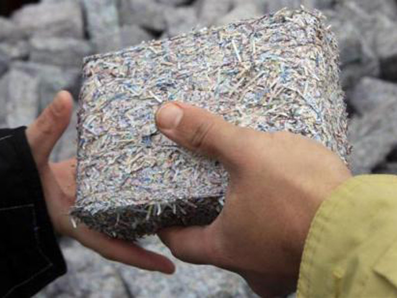 "Gạch tiền" được trao tặng miễn phí cho các đơn vị hoạt động xã hội.