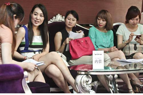 Các đại gia tuyển vợ đều là chủ của các doanh nghiệp hàng đầu ở Trung Quốc về nhiều lĩnh vưc như thời trang, bất động sản, tài chính,,... Tuy nhiên, trong ngày tuyển vợ, hầu hết họ đều không xuất hiện mà giao phó lại việc tuyển chọn cho các chuyên gia tư vấn