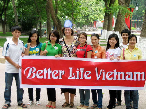 Bà Nancy và bạn trẻ Việt
