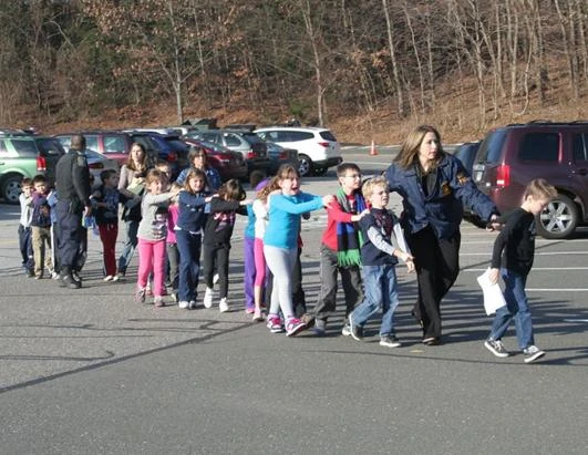 Những em nhỏ may mắn sống sót đang rời khỏi trường