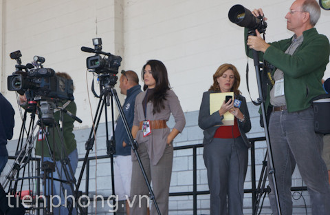 Trong khi đó, cánh phóng viên cũng tỏ ra sốt ruột chờ đợi sự xuất hiện của ông Romney