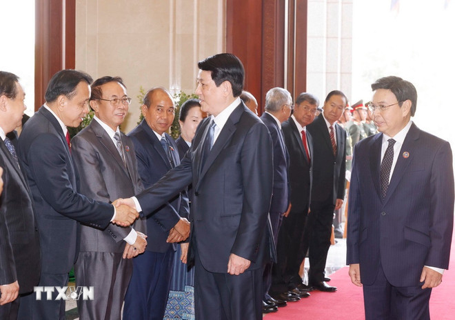 Chủ tịch nước Lương Cường với các thành viên đoàn Quốc hội Lào. (Ảnh: Lâm Khánh/TTXVN) Chủ tịch nước Lương Cường với các thành viên đoàn Quốc hội Lào. (Ảnh: Lâm Khánh/TTXVN)