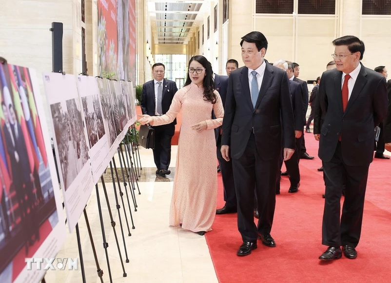 Chủ tịch nước Lương Cường và Tổng Bí thư, Chủ tịch nước Lào Thongloun Sisoulith tham quan trưng bày ảnh quan hệ hữu nghị hai nước do Thông tấn xã Việt Nam thực hiện. (Ảnh: Lâm Khánh/TTXVN) Chủ tịch nước Lương Cường và Tổng Bí thư, Chủ tịch nước Lào Thongloun Sisoulith tham quan trưng bày ảnh quan hệ hữu nghị hai nước do Thông tấn xã Việt Nam thực hiện. (Ảnh: Lâm Khánh/TTXVN)