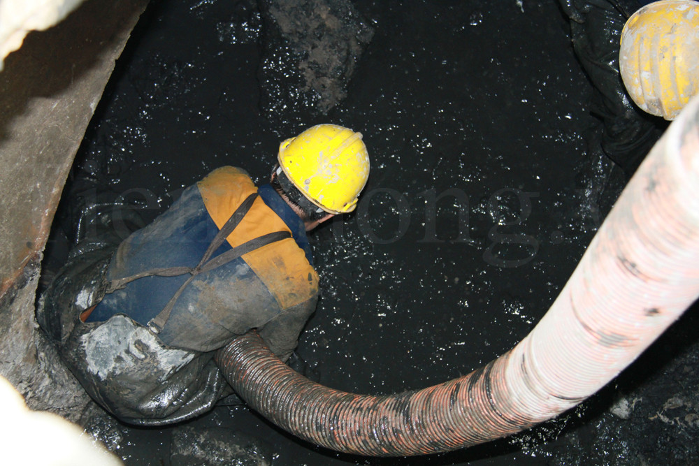 Ống hút được đưa xuống để hút bùn, đất, phế thải. Ảnh: Trường Phong