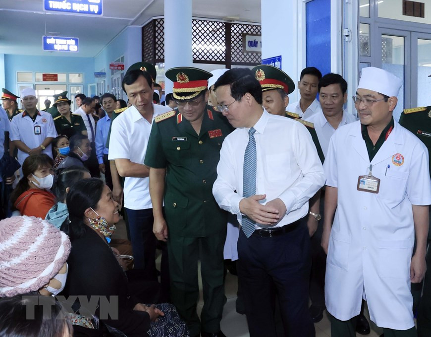 Chủ tịch nước Võ Văn Thưởng thăm hỏi nhân dân đến khám chữa bệnh tại Bệnh viện Quân y 15. (Ảnh: Thống Nhất/TTXVN)