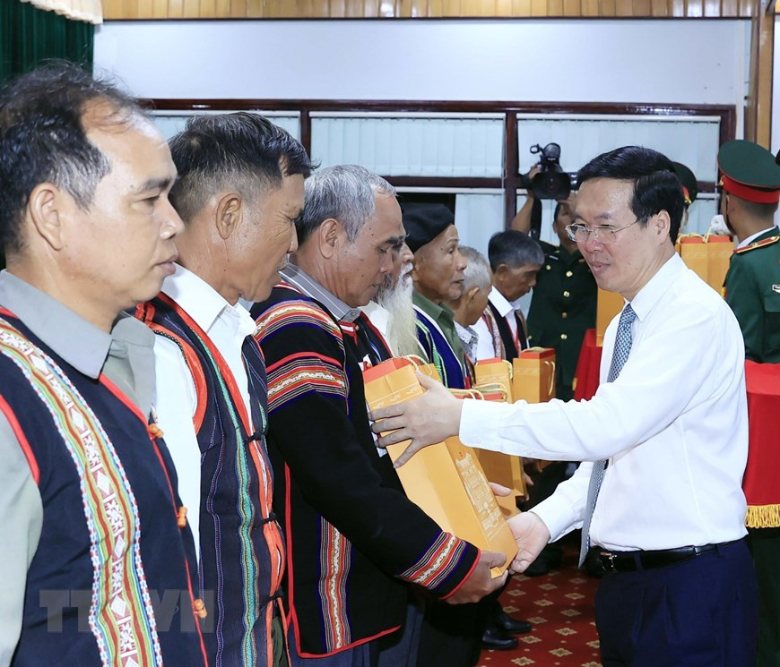 Chủ tịch nước Võ Văn Thưởng tặng quà các già làng, trưởng bản và người có uy tín tỉnh Gia Lai. (Ảnh: Thống Nhất/TTXVN)