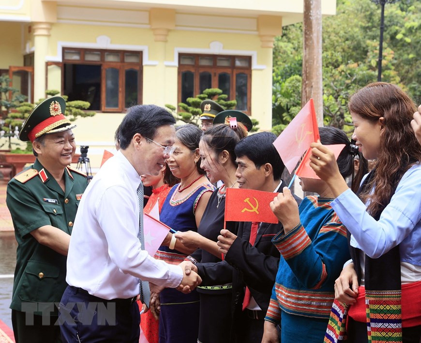 Chủ tịch nước Võ Văn Thưởng với đồng bào các dân tộc tỉnh Gia Lai. (Ảnh: Thống Nhất/TTXVN)
