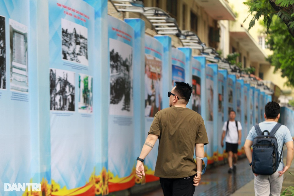 Triển lãm ngoài trời trên đường Đồng Khởi, quận 1 (Ảnh: Tâm Linh).