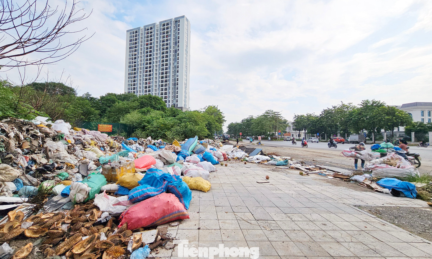 Và cả bãi tập kết rác thải chình ình trên đại lộ Chu Văn An gây ô nhiễm, mất mỹ quan đô thị. Và cả bãi tập kết rác thải chình ình trên đại lộ Chu Văn An gây ô nhiễm, mất mỹ quan đô thị.