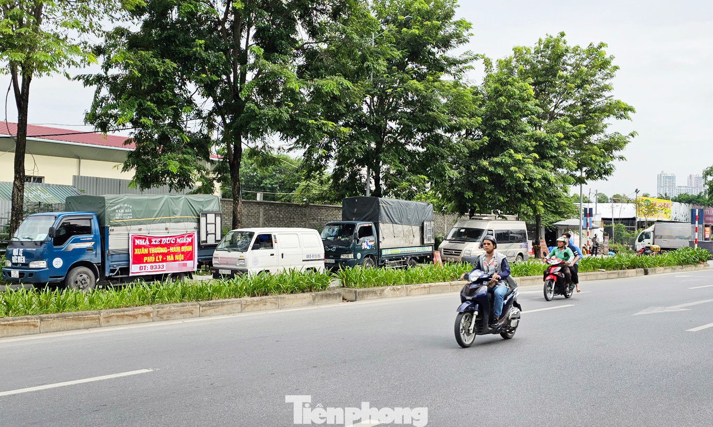 Trao đổi với PV, lãnh đạo UBND phường Đại Kim xác nhận tình trạng cả trăm xe tải tập kết để vận chuyển hàng hóa trên đại lộ nghìn tỷ Chu Văn An. Theo lãnh đạo UBND phường Đại Kim, thời gian qua, công an phường đã ra quân để dẹp bãi xe vận chuyển hàng hóa tự phát bên đường. Tuy nhiên, do tuyến đường chưa được nghiệm thu, bàn giao cho thành phố nên không có biển cấm dừng, cấm đỗ và không có chế tài để xử phạt các phương tiện này. "Khi lực lượng chức năng có mặt thì các xe tải di chuyển đi nơi khác, trả lại đường thông, hè thoáng nhưng khi lực lượng chức năng dời đi tình trạng các xe tải tập kết để vận chuyển hàng hóa trên đại lộ Chu Văn An lại tiếp diễn. Do đó, phường cũng kiến nghị quận và thanh tra giao thông có biện pháp để xử lý, dẹp bỏ bãi xe tự phát này", lãnh đạo UBND phường Đại Kim nói. Trao đổi với PV, lãnh đạo UBND phường Đại Kim xác nhận tình trạng cả trăm xe tải tập kết để vận chuyển hàng hóa trên đại lộ nghìn tỷ Chu Văn An. Theo lãnh đạo UBND phường Đại Kim, thời gian qua, công an phường đã ra quân để dẹp bãi xe vận chuyển hàng hóa tự phát bên đường. Tuy nhiên, do tuyến đường chưa được nghiệm thu, bàn giao cho thành phố nên không có biển cấm dừng, cấm đỗ và không có chế tài để xử phạt các phương tiện này. "Khi lực lượng chức năng có mặt thì các xe tải di chuyển đi nơi khác, trả lại đường thông, hè thoáng nhưng khi lực lượng chức năng dời đi tình trạng các xe tải tập kết để vận chuyển hàng hóa trên đại lộ Chu Văn An lại tiếp diễn. Do đó, phường cũng kiến nghị quận và thanh tra giao thông có biện pháp để xử lý, dẹp bỏ bãi xe tự phát này", lãnh đạo UBND phường Đại Kim nói.