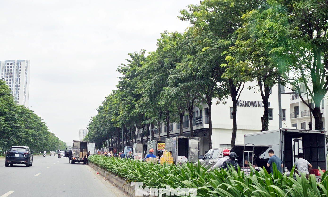 Bãi xe tải trái phép này dài cả km, bắt đầu từ đoạn giáp với dự án The Manor Central Park thuộc địa phận phường Đại Kim (quận Hoàng Mai). Bãi xe tải trái phép này dài cả km, bắt đầu từ đoạn giáp với dự án The Manor Central Park thuộc địa phận phường Đại Kim (quận Hoàng Mai).