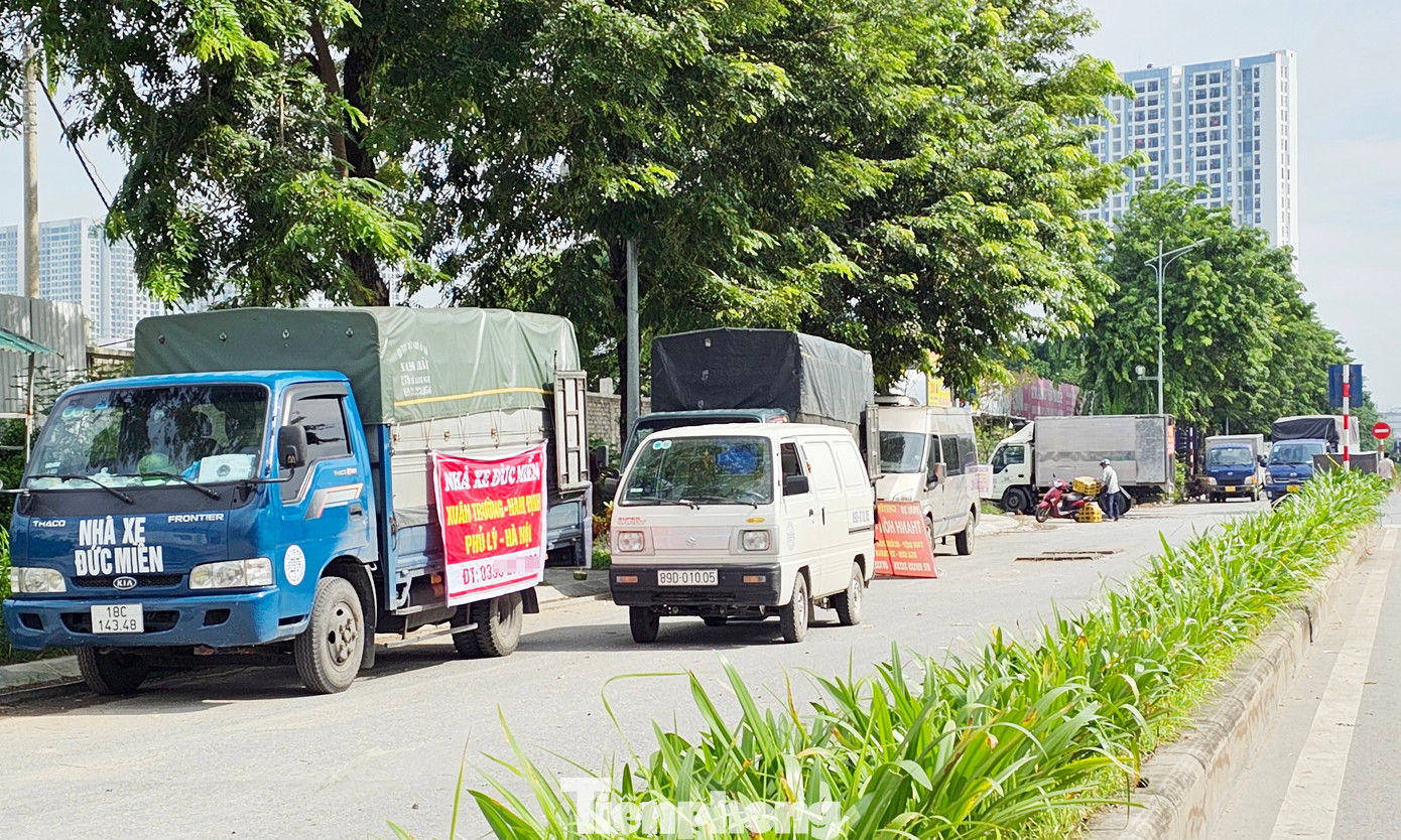 Bến xe tải trái phép trên đại lộ Chu Văn An.