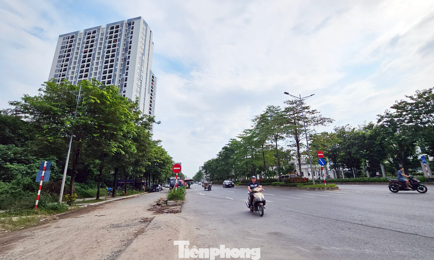 Dự án đường bao quanh khu tưởng niệm danh nhân Chu Văn An (hay gọi là đại lộ Chu Văn An) được UBND TP Hà Nội phê duyệt theo hình thức BT (đổi đất lấy hạ tầng) vào tháng 4/2011 với tổng mức đầu tư là gần 1.500 tỷ đồng. Dự án được giao cho Công ty Cổ phần Bitexco làm chủ đầu tư và bắt đầu triển khai năm 2014 với chiều dài khoảng 3,76km gồm một tuyến chính dài 2,5km và một tuyến đường phụ dài 1,1km. Thế nhưng, hiện tuyến đường này vẫn chưa hoàn thiện do vướng mắc giải phóng mặt bằng. Trong đó hạng mục cầu vượt và nút giao với đường 70 tới đường Xa La - đoạn cuối của đại lộ Chu Văn An. Dự án đường bao quanh khu tưởng niệm danh nhân Chu Văn An (hay gọi là đại lộ Chu Văn An) được UBND TP Hà Nội phê duyệt theo hình thức BT (đổi đất lấy hạ tầng) vào tháng 4/2011 với tổng mức đầu tư là gần 1.500 tỷ đồng. Dự án được giao cho Công ty Cổ phần Bitexco làm chủ đầu tư và bắt đầu triển khai năm 2014 với chiều dài khoảng 3,76km gồm một tuyến chính dài 2,5km và một tuyến đường phụ dài 1,1km. Thế nhưng, hiện tuyến đường này vẫn chưa hoàn thiện do vướng mắc giải phóng mặt bằng. Trong đó hạng mục cầu vượt và nút giao với đường 70 tới đường Xa La - đoạn cuối của đại lộ Chu Văn An.