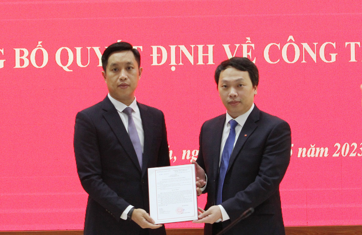 Thứ trưởng Bộ TT&amp;TT Nguyễn Huy Dũng trao quyết định biệt phái cho ông Đặng Tùng Anh. Ảnh: VNN.