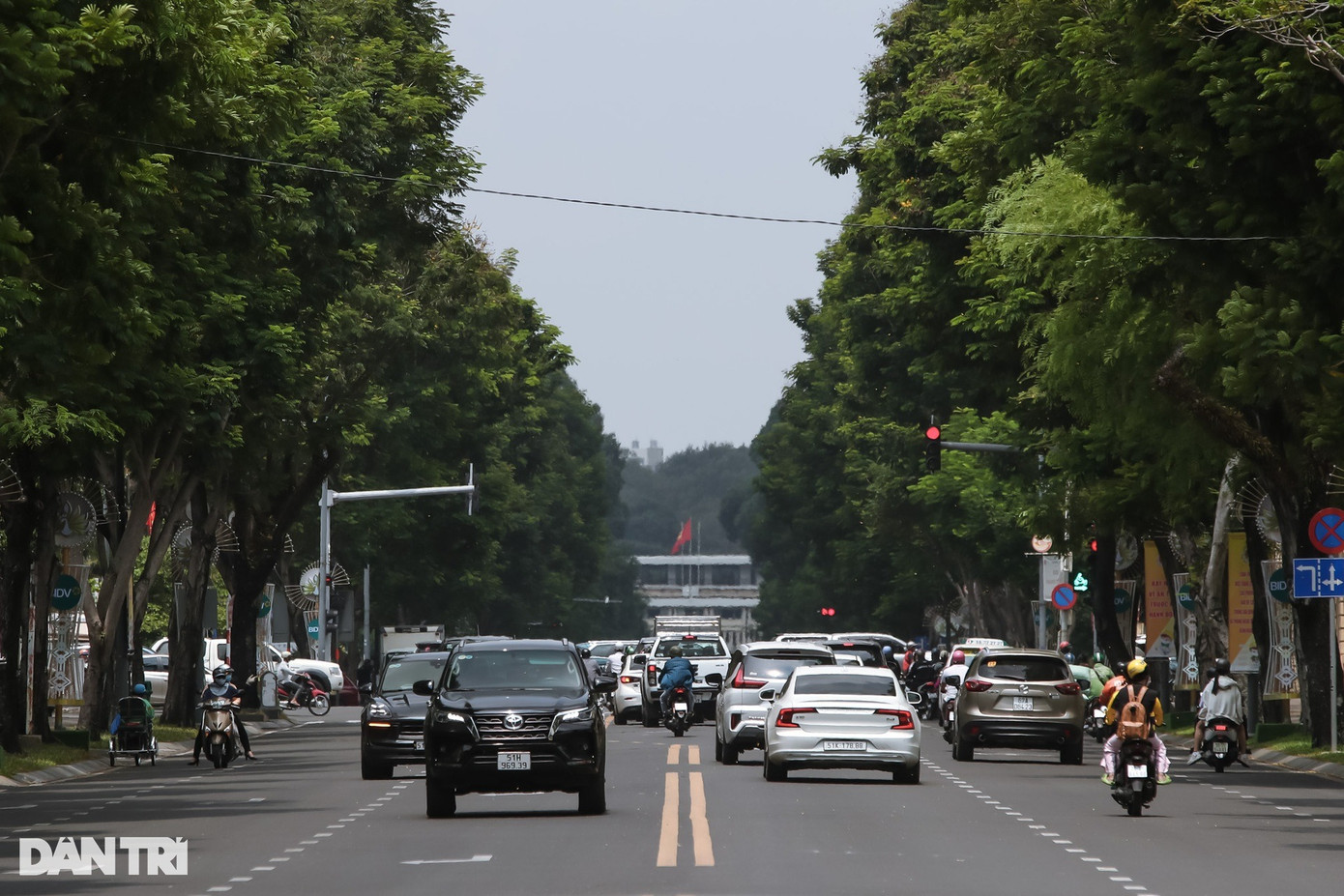 Đường Lê Duẩn (quận 1, TPHCM) phủ kín hai hàng cây xanh. Đây là tuyến đường khu vực trung tâm thành phố, nối hai điểm đầu là Thảo Cầm Viên và Dinh Độc Lập. Đường Lê Duẩn (quận 1, TPHCM) phủ kín hai hàng cây xanh. Đây là tuyến đường khu vực trung tâm thành phố, nối hai điểm đầu là Thảo Cầm Viên và Dinh Độc Lập.