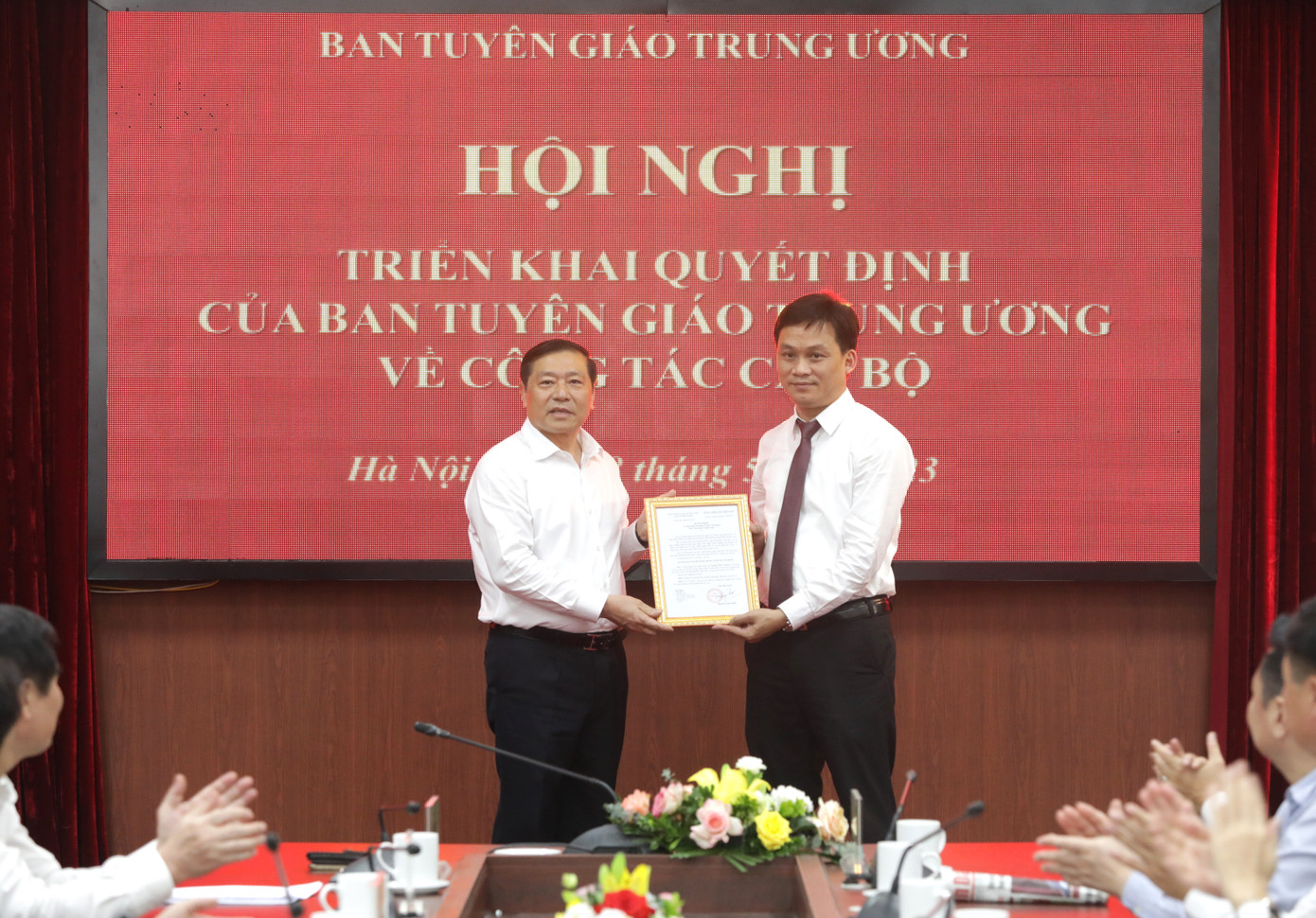 Thay mặt tập thể lãnh đạo Ban, đồng chí Lại Xuân Môn, Ủy viên Trung ương Đảng, Phó Trưởng ban Thường trực Ban Tuyên giáo Trung ương, Bí thư Đảng ủy cơ quan trao Quyết định cho đồng chí Nguyễn Phú Trường. Ảnh: Tuyên giáo.