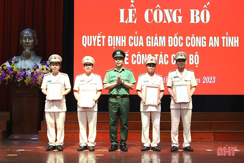 Thượng tá Nguyễn Hồng Phong - Giám đốc Công an tỉnh trao quyết định điều động, bổ nhiệm 4 đồng chí trưởng phòng, trưởng công an huyện. Ảnh: BHT. Thượng tá Nguyễn Hồng Phong - Giám đốc Công an tỉnh trao quyết định điều động, bổ nhiệm 4 đồng chí trưởng phòng, trưởng công an huyện. Ảnh: BHT.