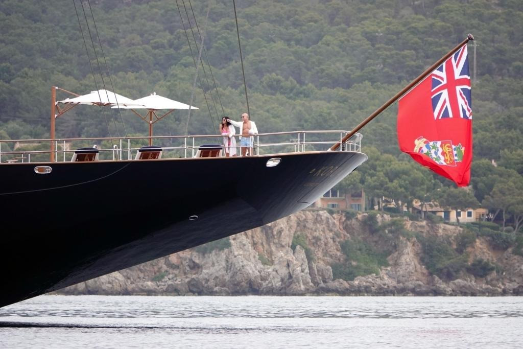 Bezos và bạn gái chính thức hẹn hò vào năm 2019. Kể từ đó, họ luôn xuất hiện cùng nhau trước công chúng. Trước kỳ nghỉ trên siêu du thuyền, họ cùng bạn bè tận hưởng sự sôi động tại Carbone Beach - câu lạc bộ đêm được tạo ra trong 4 đêm để chào mừng tuần lễ đua xe của Miami, Mỹ. Giá cho mỗi đêm tại Carbone Beach là 3.000 USD/người. Ảnh: BackGrid.