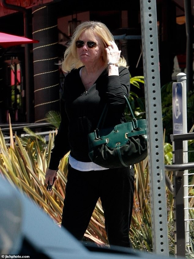 Nhìn trong ảnh, Tiegs không có gì đặc biệt, giống hầu hết phụ nữ tuổi 76 khác ở Mỹ. Tuy nhiên, nếu quay ngược thời gian về thập niên 1970, bà là một trong những biểu tượng gợi cảm hàng đầu, niềm khao khát của vô số đàn ông xứ cờ hoa. Ảnh: Jishphoto.