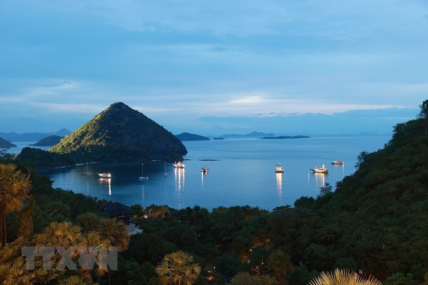 Trong chương trình Hội nghị Cấp cao ASEAN lần thứ 42 diễn ra từ ngày 9 đến 11/5/2023, tại Indonesia, Tổng thống Indonesia Joko Widodo đã mời các nhà lãnh đạo ASEAN tham quan và thưởng ngoạn hoàng hôn vùng biển Labuan Bajo, Tây Manggarai, Đông Nusa Tenggara. (Ảnh: Dương Giang/TTXVN)