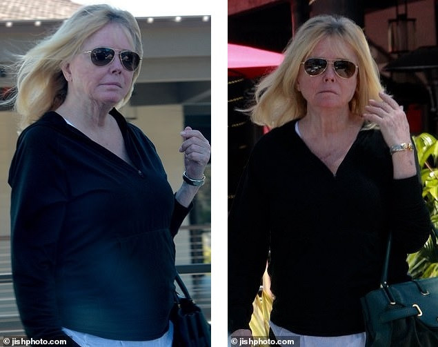 Theo Daily Mail, Cheryl Tiegs có hẹn làm tóc tại một cửa hiệu có tiếng trên đường Coast Village. Sau khoảng nửa giờ, bà bước ra khỏi tiệm với mái tóc mới và tiến về phía chỗ đỗ xe. Ảnh: Jishphoto.