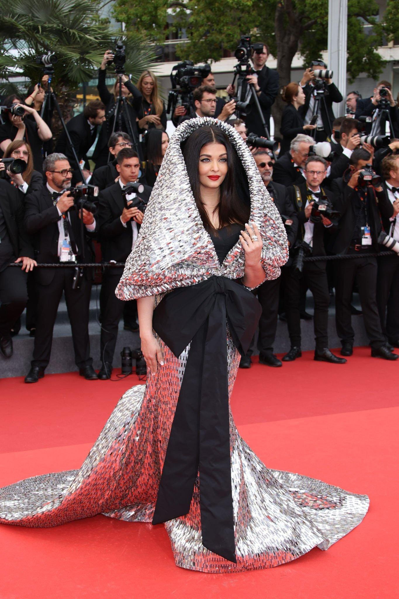 Trở lại LHP Cannes, Hoa hậu Thế giới 1994 Aishwarya Rai diện chiếc váy bạc - đen &quot;kín cổng cao tường&quot;, nổi bật với chiếc mũ trùm đầu quá khổ, của thương hiệu Sophie Couture. Ảnh: Twitter.