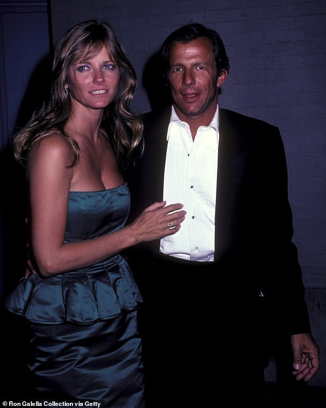 Về đời tư, siêu mẫu 4X trải qua 4 cuộc hôn nhân thất bại. Bà kết hôn với người chồng đầu tiên, đạo diễn phim Stan Dragoti từ năm 1970 đến năm 1979. Sau đó, bà có cuộc hôn nhân kéo dài hai năm với nhiếp ảnh gia Peter Beard (1981-1983). Bảy năm sau, bà cưới Anthony Peck - con trai của nam diễn viên Gregory Peck trong To Kill A Mockingbird. Họ có chung con trai Zachary Peck, 31 tuổi. Cuộc hôn nhân kết thúc vào năm 1995. Sự kết hợp cuối cùng và gây tranh cãi nhất là với huấn luyện viên yoga Rod Stryker (1998-2001). Họ có chung cặp song sinh nam Theo và Jaden (22 tuổi) thông qua phương pháp mang thai hộ. Khi ly hôn, Stryker giành được toàn quyền nuôi con. Trong ảnh, Tiegs chụp chung với người chồng thứ hai. Ảnh: Getty Images.