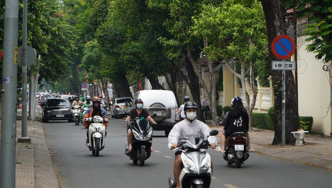 Vào lúc 8 giờ ngày 11-5, thời tiết TP HCM nhiều mây, trời nắng yếu gián đoạn