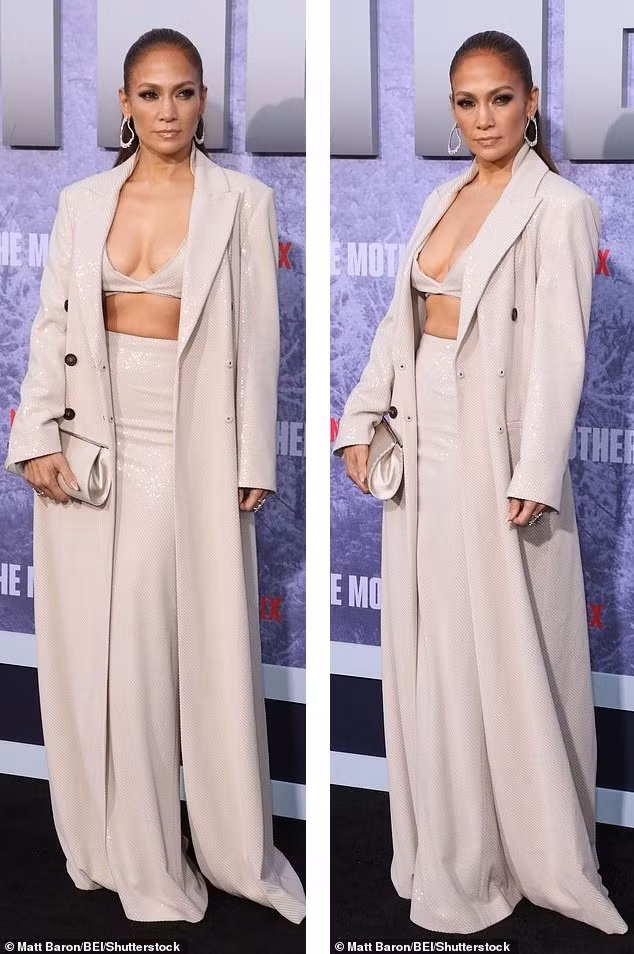Jennifer trông lộng lẫy hơn bao giờ hết với set đồ sequin màu be lấp lánh, bao gồm áo crop-top, chân váy và áo khoác dài. Phụ kiện đi kèm là bông tai hình dáng lạ mắt và ví cầm tay đồng điệu với trang phục. Người đẹp 54 tuổi buộc tóc đuôi ngựa. Nhìn tổng thể, nữ ca sĩ On The Floor vừa quyến rũ vừa thanh lịch và quyền lực. Ảnh: Shutterstock.