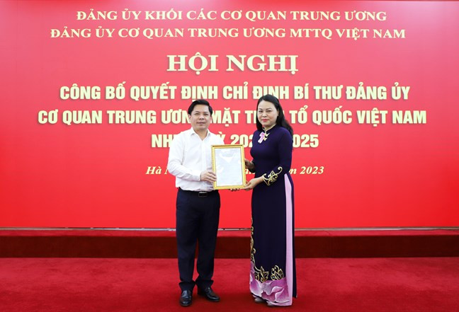 Bí thư Đảng ủy Khối các Cơ quan Trung ương Nguyễn Văn Thể trao Quyết định cho đồng chí Nguyễn Thị Thu Hà. Ảnh: Báo Chính phủ.