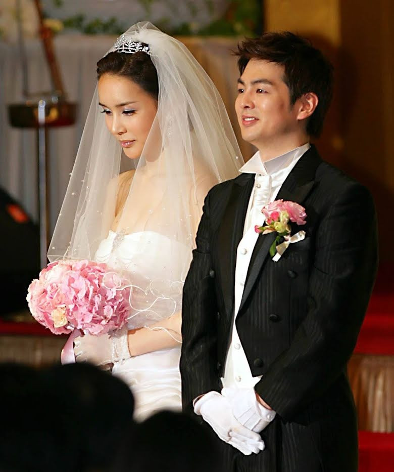 Nữ idol chuyển giới đầu tiên của Kpop xinh đẹp trong ngày cưới.