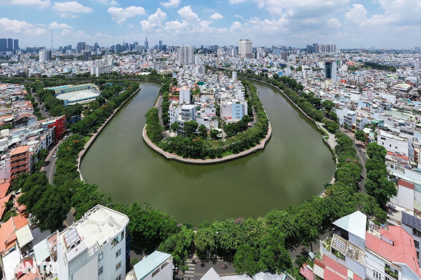 Đường Trường Sa, Hoàng Sa là 2 tuyến đường nổi tiếng rợp bóng cây xanh, chạy dọc theo bờ kênh Nhiêu Lộc - Thị Nghè đi qua địa bàn các quận 1, 3, Bình Thạnh, Tân Bình, Phú Nhuận. Nhìn từ trên cao, dòng nước và tán cây như hòa chung một sắc xanh dịu mát, dễ chịu. Đường Trường Sa, Hoàng Sa là 2 tuyến đường nổi tiếng rợp bóng cây xanh, chạy dọc theo bờ kênh Nhiêu Lộc - Thị Nghè đi qua địa bàn các quận 1, 3, Bình Thạnh, Tân Bình, Phú Nhuận. Nhìn từ trên cao, dòng nước và tán cây như hòa chung một sắc xanh dịu mát, dễ chịu.