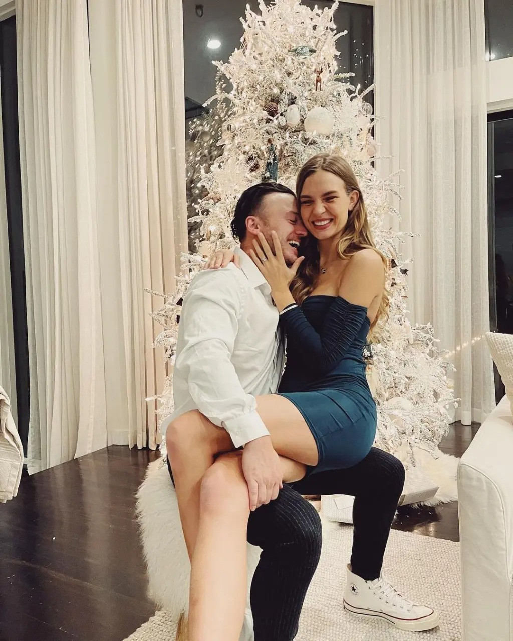 Josephine Skriver và Alexander DeLeon kết hôn được một năm. Trước đó, họ có 9 năm yêu nhau. Ảnh: IG. Josephine Skriver và Alexander DeLeon kết hôn được một năm. Trước đó, họ có 9 năm yêu nhau. Ảnh: IG.
