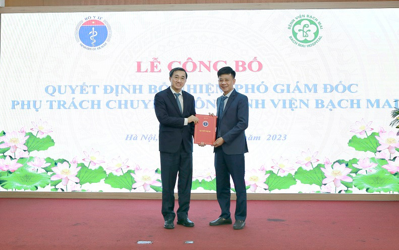 GS.TS Trần Văn Thuấn- Thứ trưởng Bộ Y tế trao quyết định bổ nhiệm Phó Giám đốc phụ trách chuyên môn Bệnh viện Bạch Mai cho TS.BS Nguyễn Tuấn Tùng. Ảnh: SKĐS.