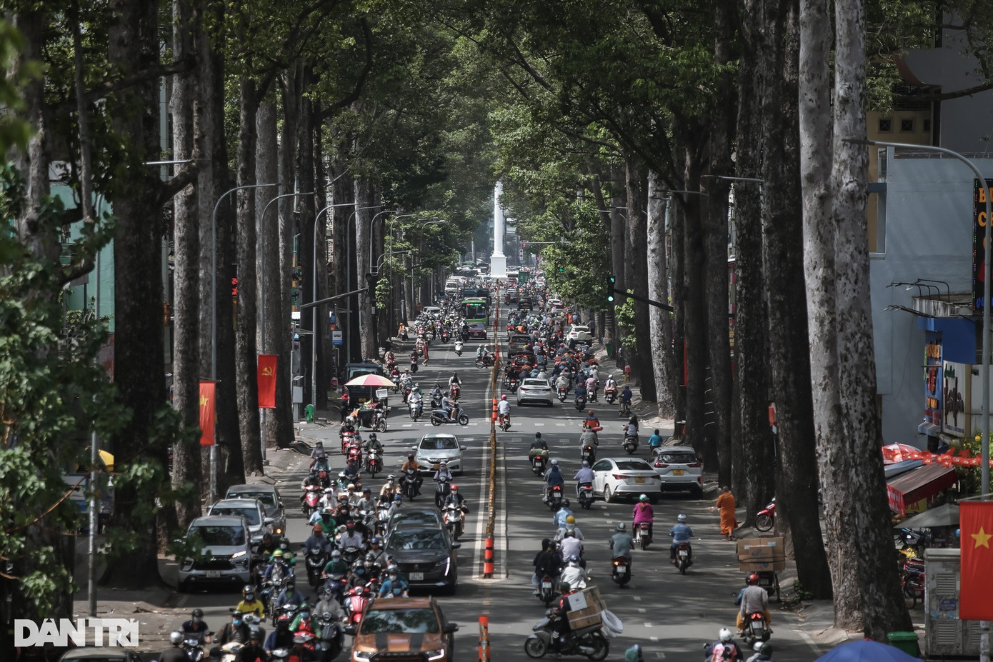 Đường Nguyễn Tri Phương (quận 5, TPHCM) rợp bóng mát từ hai hàng cổ thụ bên đường. Hằng ngày di chuyển trên đường Nguyễn Tri Phương để đến chỗ làm việc, anh Trần Đăng Khoa (25 tuổi) cho biết, cây xanh ven đường cao to, cho bóng lớn nên khi đi qua rất mát. "Nhờ có cây xanh mà buổi sáng không khí trong lành hơn, buổi trưa đỡ nắng nóng phần nào. Cây xanh khiến không khí đỡ oi bức nên mỗi khi đi ăn trưa tôi không cần dùng áo khoác", anh Khoa nói. Đường Nguyễn Tri Phương (quận 5, TPHCM) rợp bóng mát từ hai hàng cổ thụ bên đường. Hằng ngày di chuyển trên đường Nguyễn Tri Phương để đến chỗ làm việc, anh Trần Đăng Khoa (25 tuổi) cho biết, cây xanh ven đường cao to, cho bóng lớn nên khi đi qua rất mát. "Nhờ có cây xanh mà buổi sáng không khí trong lành hơn, buổi trưa đỡ nắng nóng phần nào. Cây xanh khiến không khí đỡ oi bức nên mỗi khi đi ăn trưa tôi không cần dùng áo khoác", anh Khoa nói.