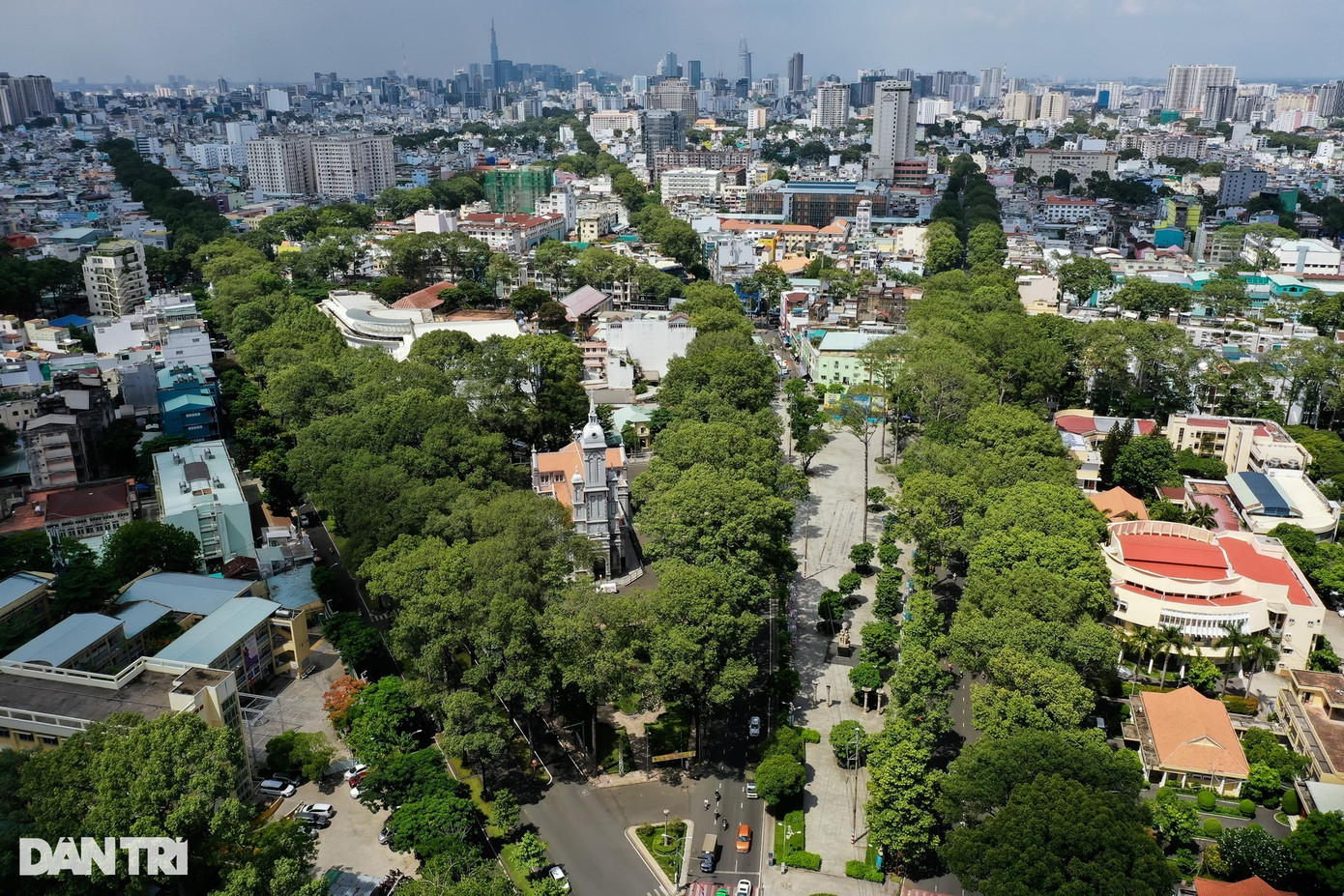 Ghi nhận của phóng viên ở các tuyến đường khu vực quận 5 như Hùng Vương , Hồng bàng, An Dương Vương, Nguyễn Chí Thanh…cũng được phủ kín cây xanh, tạo bóng mát cho người đi đường. Ghi nhận của phóng viên ở các tuyến đường khu vực quận 5 như Hùng Vương , Hồng bàng, An Dương Vương, Nguyễn Chí Thanh…cũng được phủ kín cây xanh, tạo bóng mát cho người đi đường.