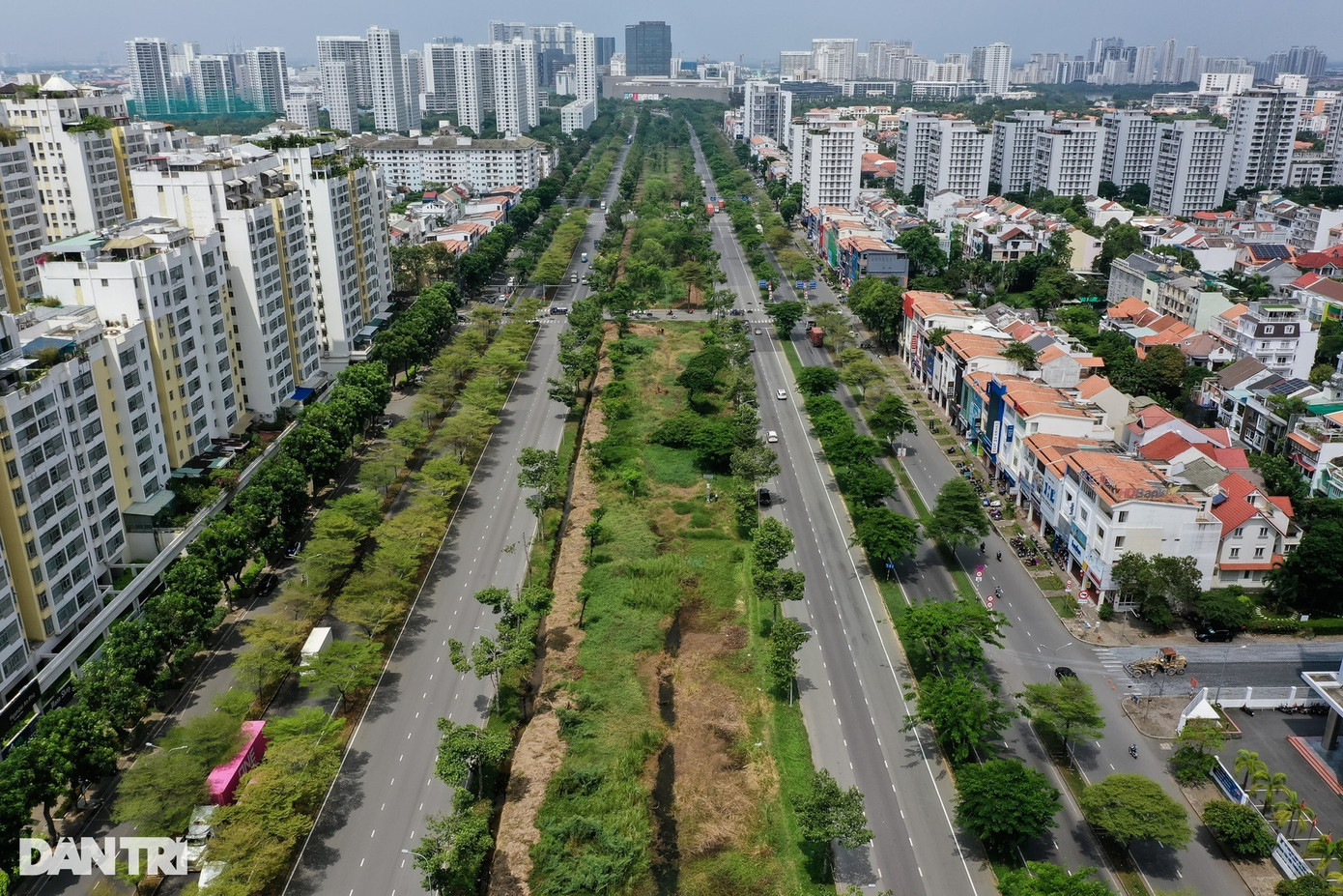 Hàng cây xanh phủ kín đại lộ Nguyễn Văn Linh (kết nối quận 7 và huyện Bình Chánh) khiến con đường trở nên xanh mát và thơ mộng. Hàng cây xanh phủ kín đại lộ Nguyễn Văn Linh (kết nối quận 7 và huyện Bình Chánh) khiến con đường trở nên xanh mát và thơ mộng.