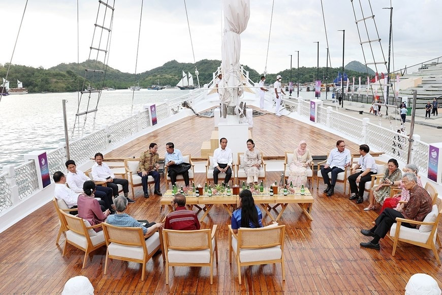 Thủ tướng Phạm Minh Chính cùng các nhà lãnh đạo ASEAN trên boong tàu du lịch AYANA Lako Di'a tham quan vùng biển Labuan Bajo. (Ảnh: Dương Giang/TTXVN)