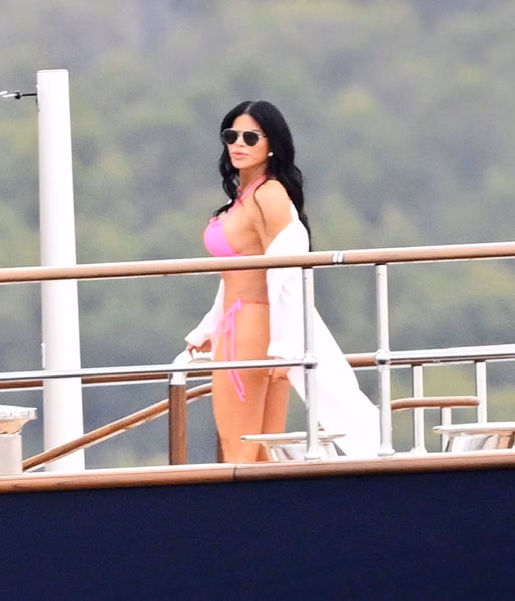 Sanchez không kém phần nóng bỏng với bikini màu hồng bé xíu, phô diễn hình thể cân đối và săn chắc dù đã 54 tuổi và qua ba lần sinh nở. Ảnh: BackGrid.