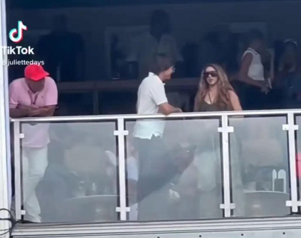 Cư dân mạng phát hiện hai ngôi sao trò chuyện vui vẻ tại khu vực VIP của Giải đua xe Công thức 1 ở Miami. Ảnh cắt từ video. Cư dân mạng phát hiện hai ngôi sao trò chuyện vui vẻ tại khu vực VIP của Giải đua xe Công thức 1 ở Miami. Ảnh cắt từ video.