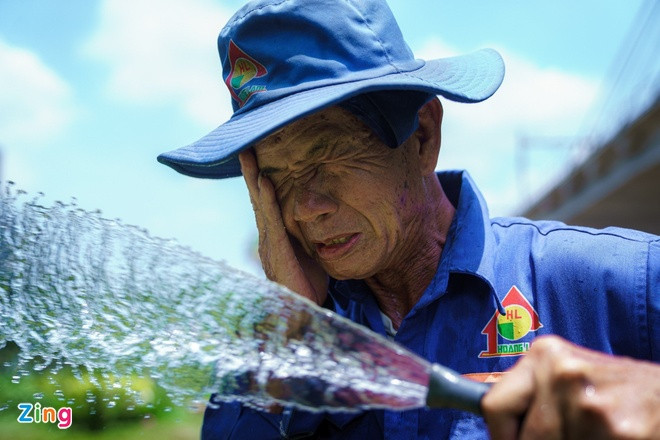 TP.HCM đang bước vào đợt nắng nóng gay gắt, nhiệt độ lên đến 35-37 độ C. Ảnh: Chí Hùng. TP.HCM đang bước vào đợt nắng nóng gay gắt, nhiệt độ lên đến 35-37 độ C. Ảnh: Chí Hùng.