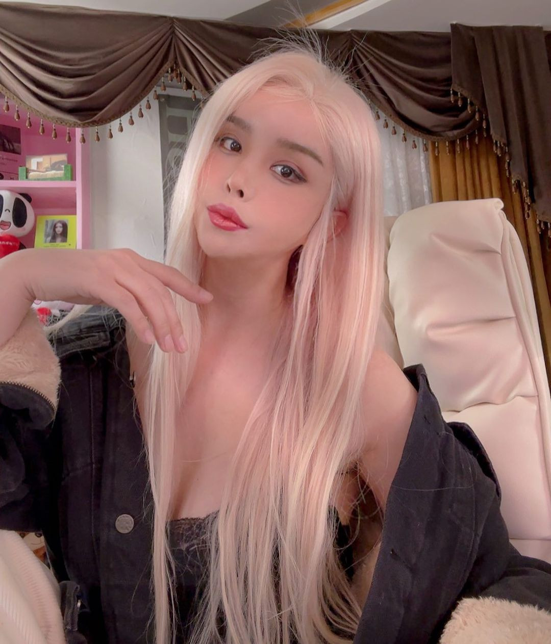 Người đẹp đang độc thân và tận hưởng cuộc sống tốt nhất bên thú cưng.