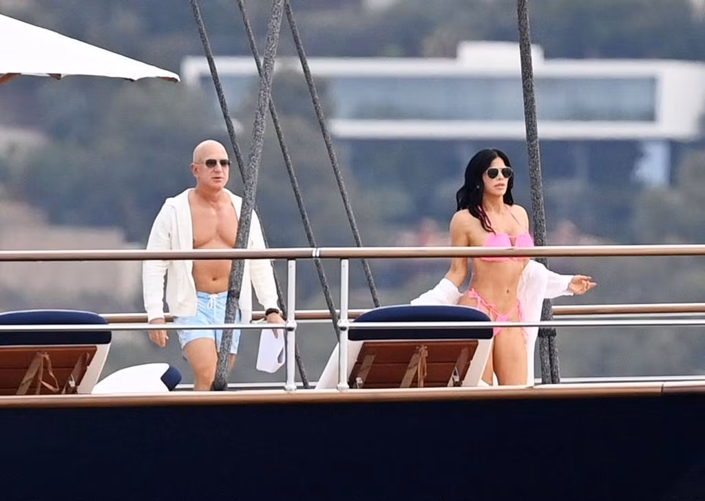 Chiều 15/5, cánh săn ảnh bắt gặp Jeff Bezos và bạn gái Lauren Sanchez đi dọc bờ biển đảo Mallorca của Tây Ban Nha trên siêu du thuyền Koru (tên mã Y721). Ảnh: BackGrid.