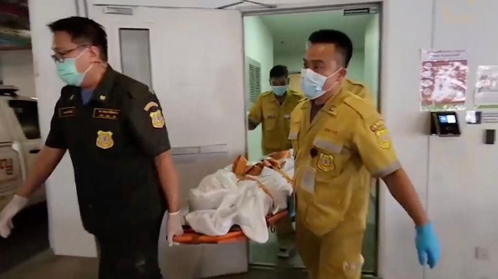 Thi thể người mẫu xấu số được đưa đi khám nghiệm tử thi. Ảnh: ViralPress. Thi thể người mẫu xấu số được đưa đi khám nghiệm tử thi. Ảnh: ViralPress.