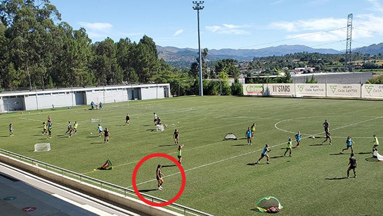 Huỳnh Như (được khoanh đỏ) trên sân tập của Lank FC - ảnh: CTV Huỳnh Như (được khoanh đỏ) trên sân tập của Lank FC - ảnh: CTV